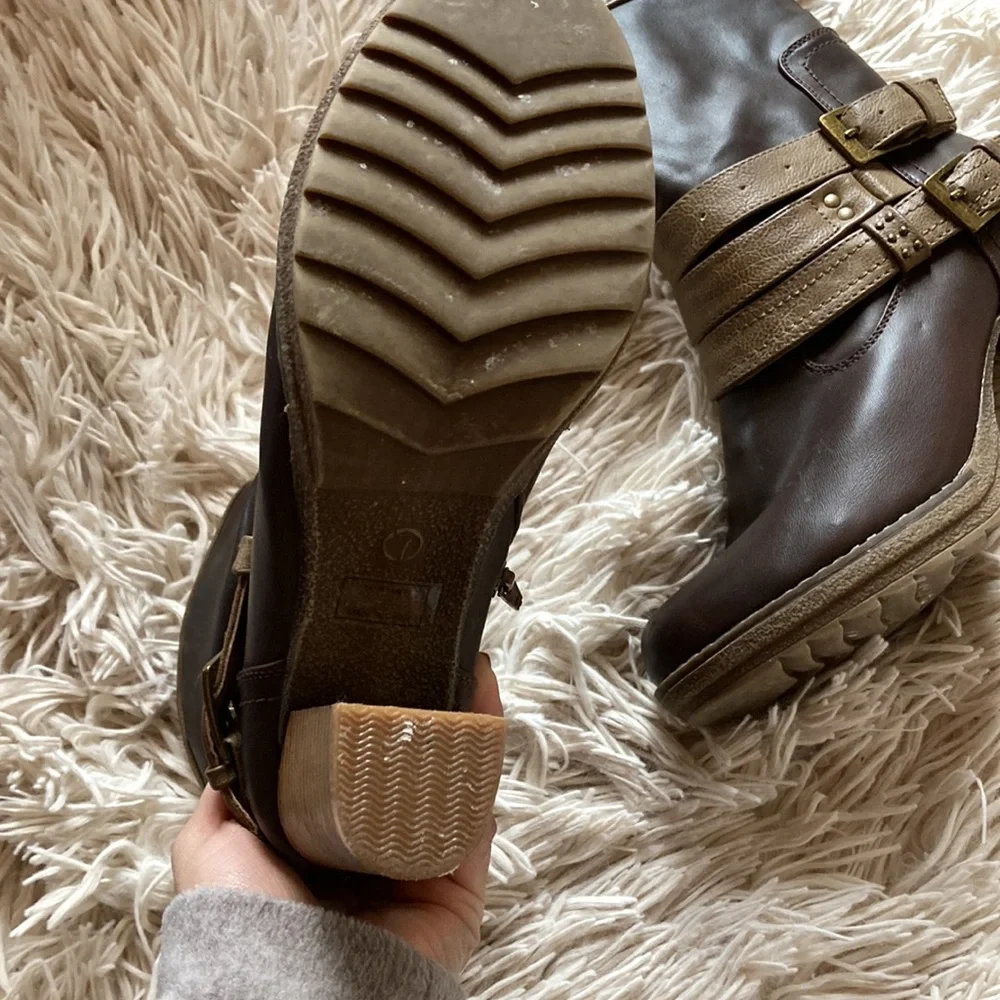 NEW! Women’s leather heeled boots - Picture 2 of 3